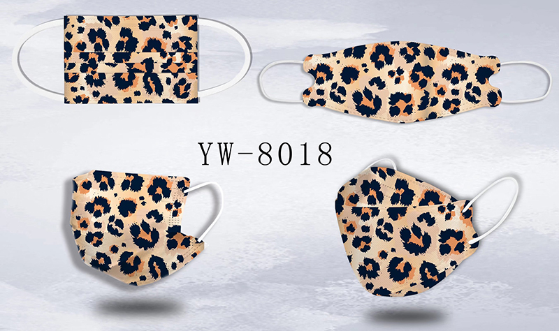 Máscara com estampa de leopardo impressa digitalmente